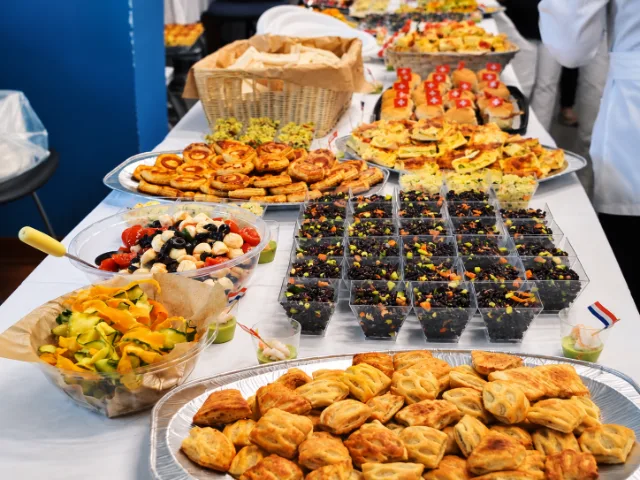 Buffet di StàSchiscia Street Food a Milano, con un assortimento di specialità salate, rustici, finger food e preparazioni gastronomiche per eventi e catering.