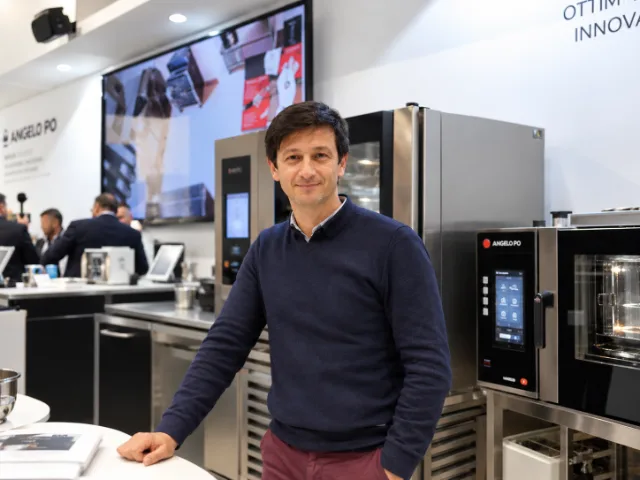 Massimo Santacaterina, proprietarul SAMA Attrezzature Ristorazione, alături de echipamente profesionale pentru industria ospitalității.