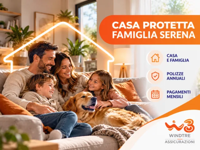 Famiglia sorridente con due bambini e un cane sul divano di casa, accompagnata dalla scritta “Casa protetta, famiglia serena” di WINDTRE Assicurazioni.