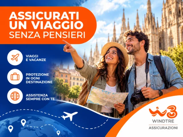 Coppia di turisti sorridenti con mappa e macchina fotografica davanti a un monumento, con grafica dedicata alle assicurazioni viaggio WINDTRE.