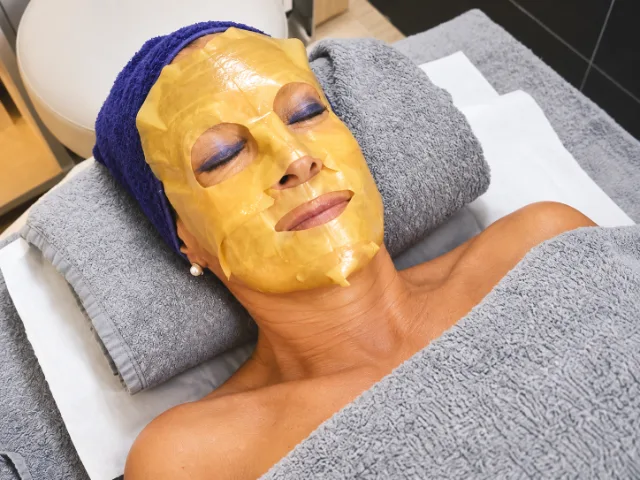 Anti-Aging-Gesichtsbehandlung mit Goldmaske im Gesicht einer Dame bei Sofia Beauty and Spa
