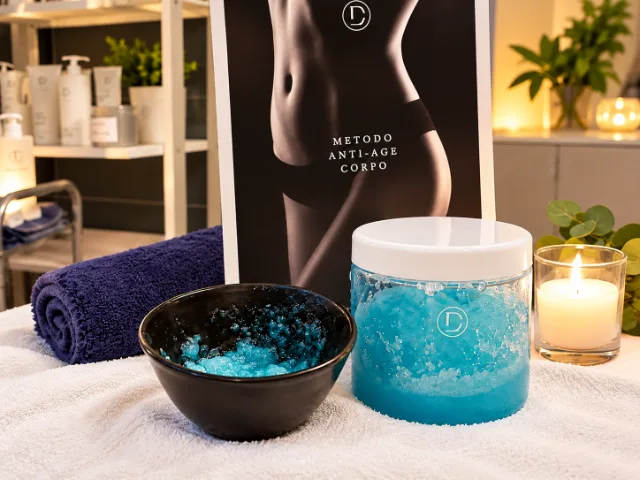 Sofia Beauty & Spa’da, mavi jel, uygulama kasesi ve havlularla birlikte Vücut Yaşlanma Karşıtı Yöntem’de kullanılan kozmetik ürünler.