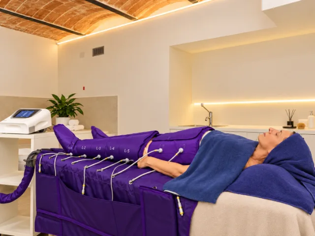 Sofia Beauty & Spa’da hava basınçlı kompresyon manşonlarıyla uygulanan vücut pressomasajı.