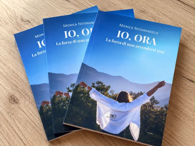 Copertina del libro *Io, ora. La forza di non arrendersi mai* di Monica Notarangelo, fondatrice del Centro Estetico La Ninfea a Induno Olona, pubblicato da Europa Edizioni.