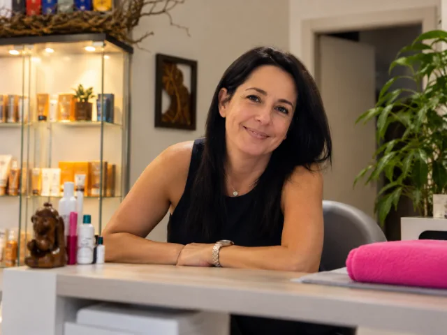 Monica Notarangelo, fondatrice e titolare del Centro Estetico La Ninfea a Induno Olona, ritratta all'interno del centro estetico.