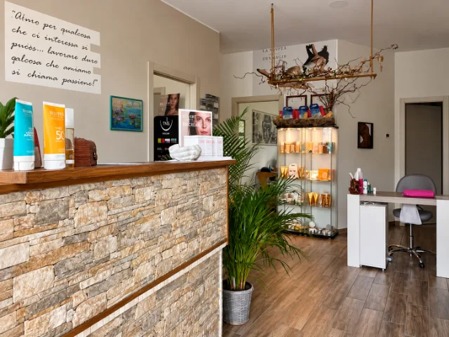 eception del Centro Estetico La Ninfea a Induno Olona, con bancone in pietra, espositori di prodotti estetici e area dedicata all'accoglienza.