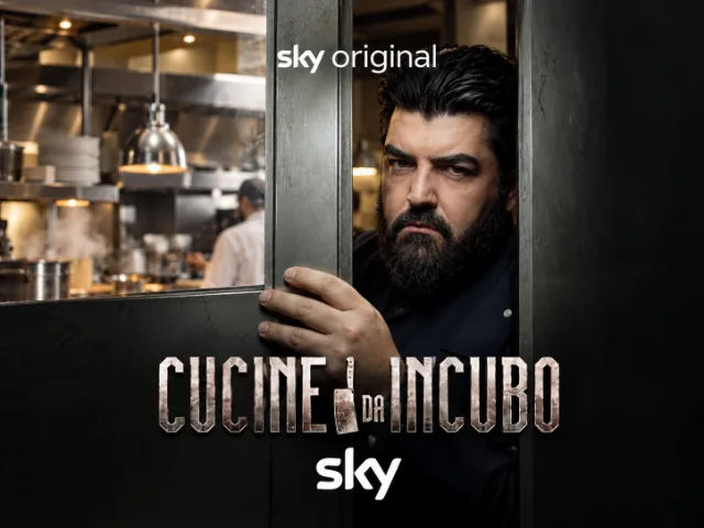 Immagine promozionale Sky Original di “Cucine da Incubo”, con uno chef dallo sguardo serio dietro la porta di una cucina professionale e i loghi del programma e di Sky.