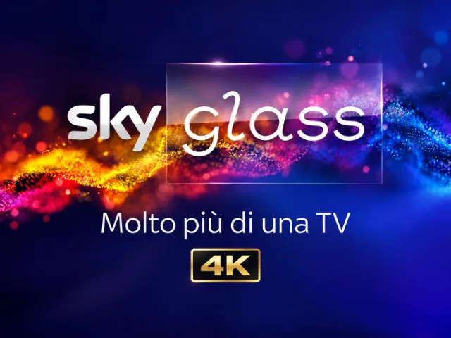 Grafica Sky Glass con logo centrale, sfondo luminoso nelle tonalità arancione, rosa, viola e blu, scritta “Molto più di una TV” e simbolo 4K in evidenza.