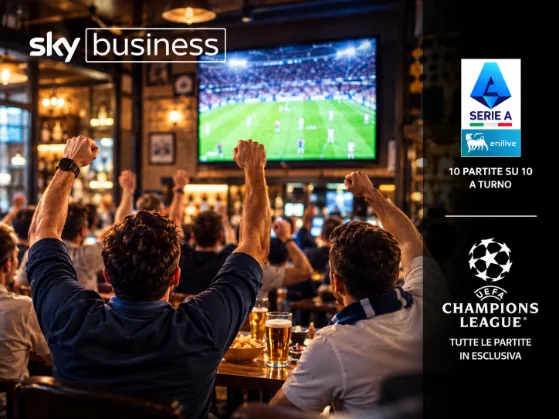 Clienti che esultano durante una partita di calcio trasmessa su un grande televisore all’interno di un locale, con logo Sky Business e riferimenti a Serie A e UEFA Champions League.