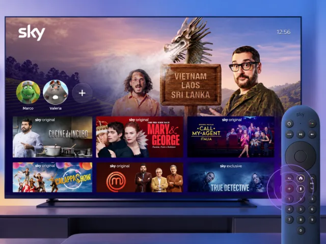 Televisore Sky Glass con interfaccia dedicata ai contenuti Sky Original, serie TV e programmi di intrattenimento, affiancato dal telecomando Sky.