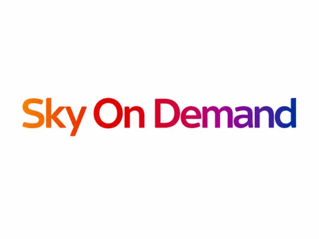 Logo Sky On Demand con scritta sfumata dall’arancione al blu su sfondo bianco.