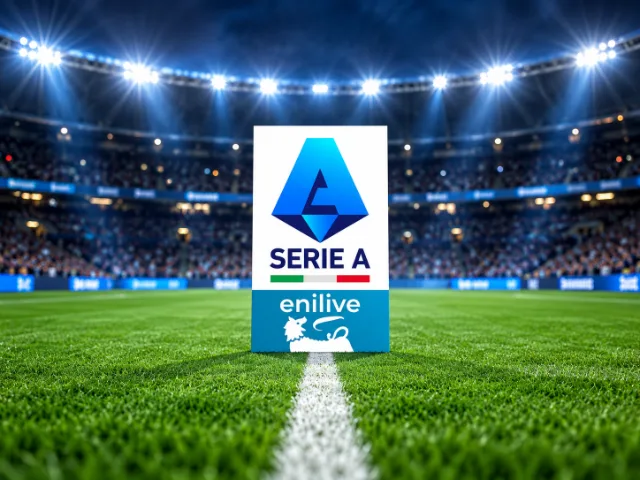 Logo Serie A Enilive al centro di un campo da calcio, all’interno di uno stadio illuminato dai riflettori e gremito di spettatori.